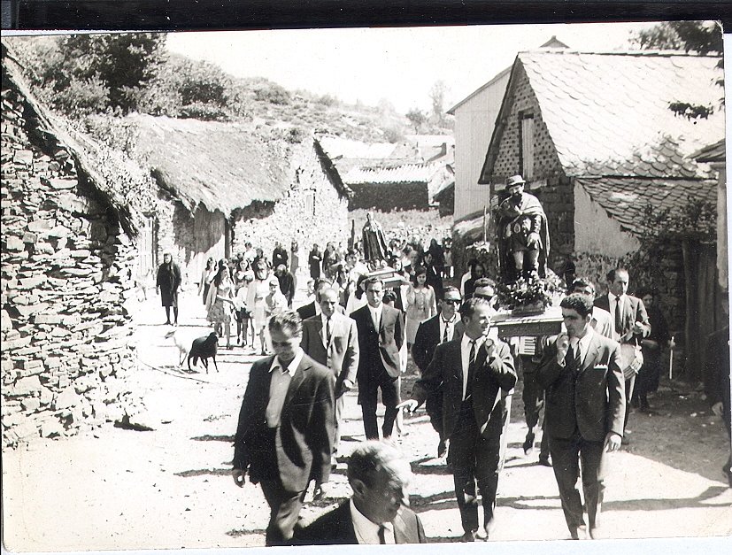 1968-Pendon-de-Villagaton-en-Procesion-De-Laura.jpg