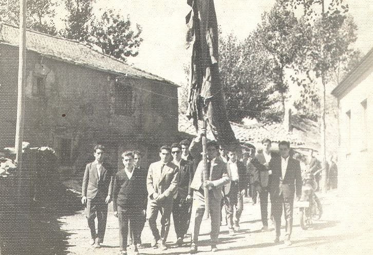 Procesion-con-el-Pendon-de-Villagaton-Principios-de-los-60-De-Casimiro.jpg